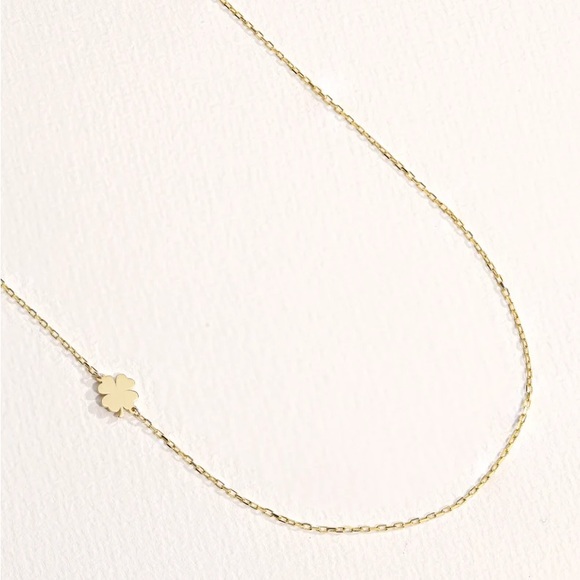 BOGO! Dainty 4 leaf clover Necklace in Gold - Boutique NEW - Picture 3 of 7